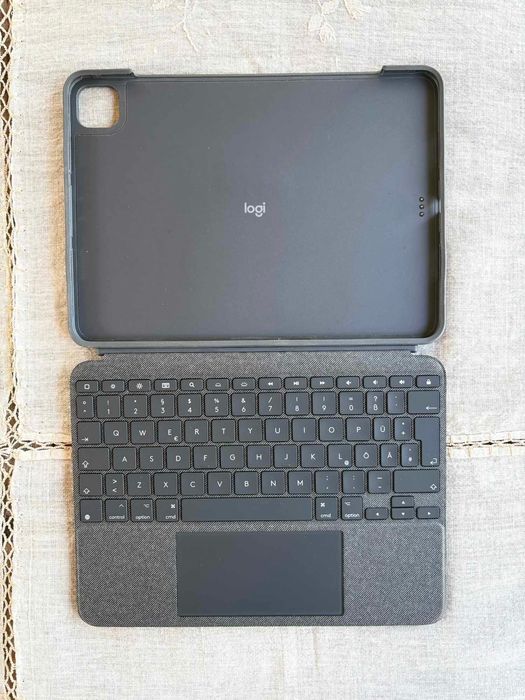 Logitech Folio Touch клавиатура с тъчпад за iPad Pro 11” - Отлично състояние