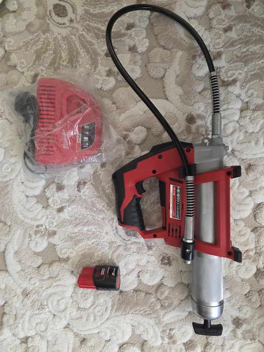 Gresor Pompa de gresat milwaukee m12  M12 GG ca noua