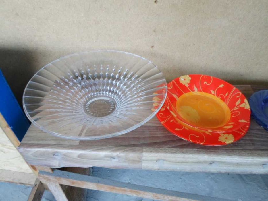 Посуда разная тарелки пиалушки.