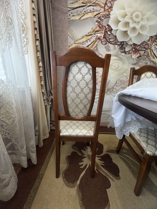 Стол и стулья для гостинной