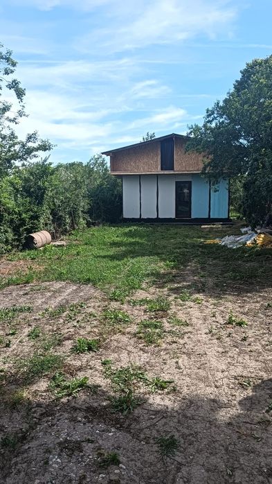 Teren + casa la roșu