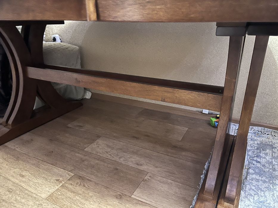 Стол из натурального дерева