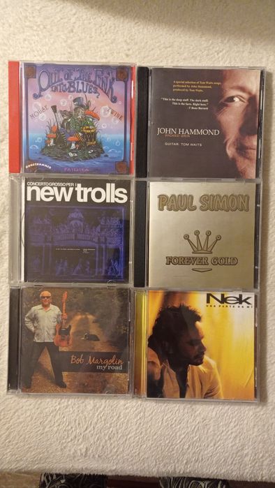 CD диски с музыкой разных направлений.