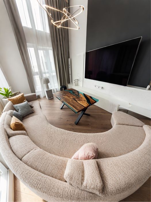 Трапезна маса от естествено дърво масив и епоксидна смола