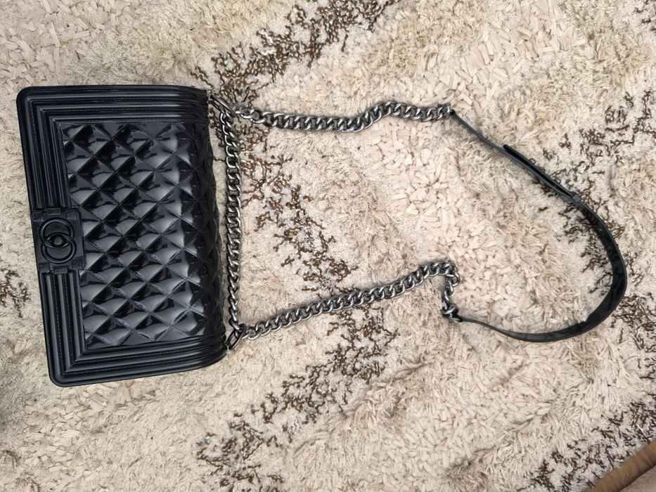 Черна гумирана чанта по модел на Chanel