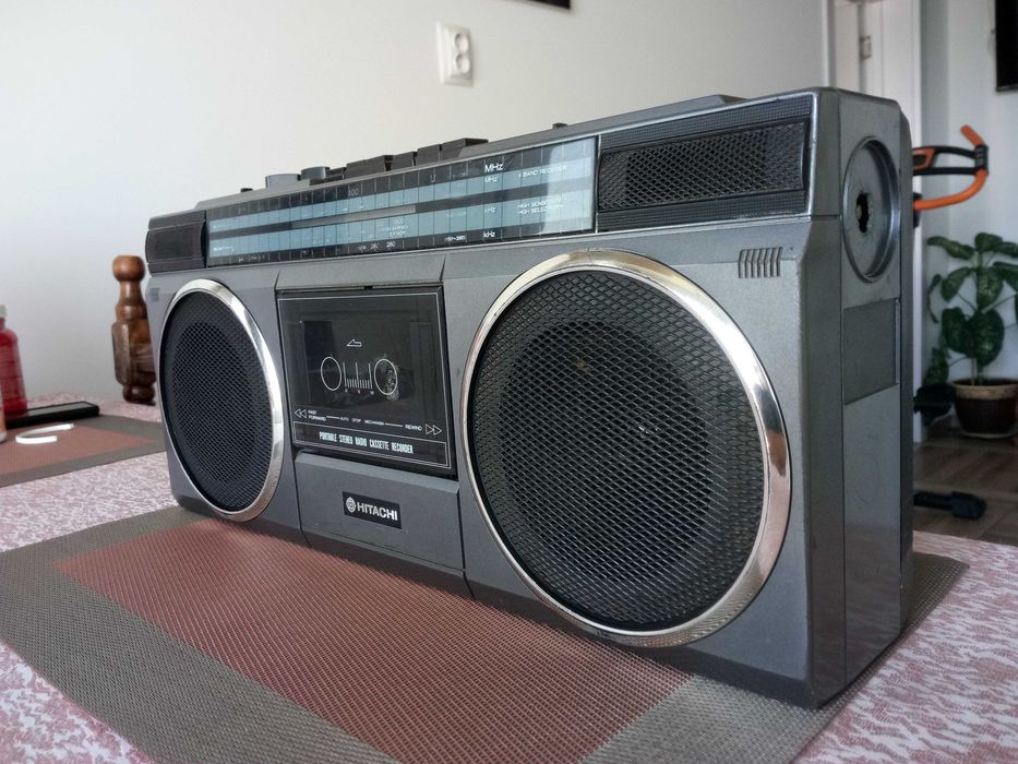 Старинен модел,радиокасетофон--HITACHI.За ремонт,части.