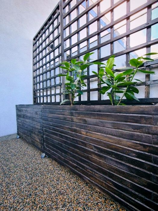 Jardiniere cu spalier la comanda