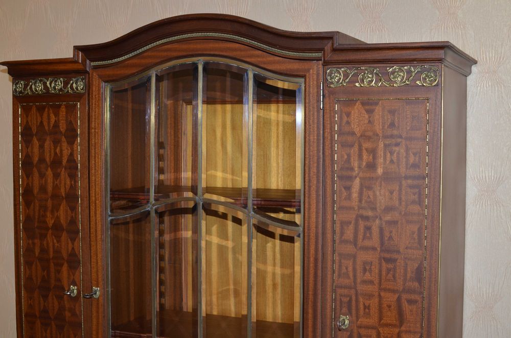 Антикварный шкаф-витрина натурального дерева Аntiqa vitrina-javon