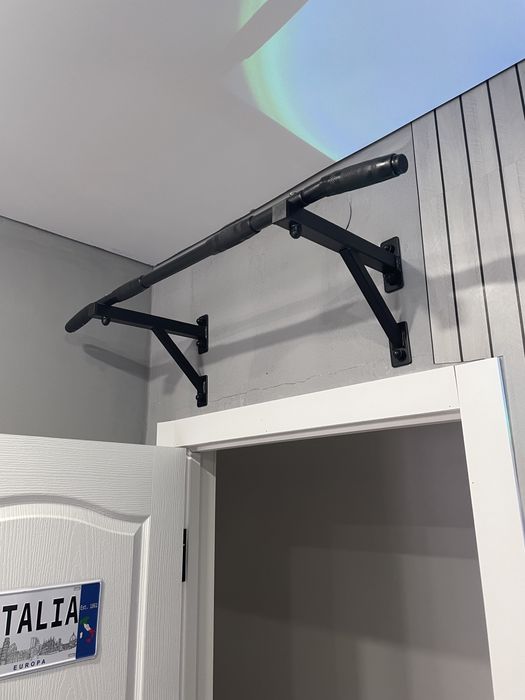 Турник навестной черный