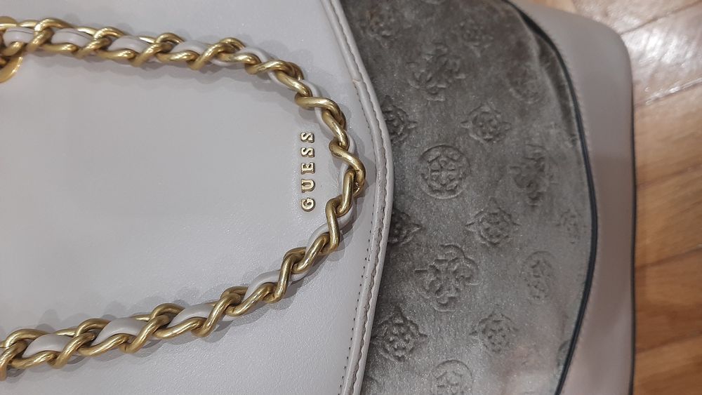 Оригинална раничка на Guess