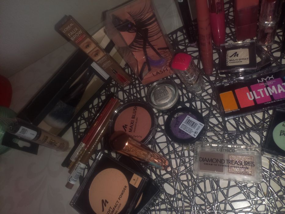 Vând produse de make-up!