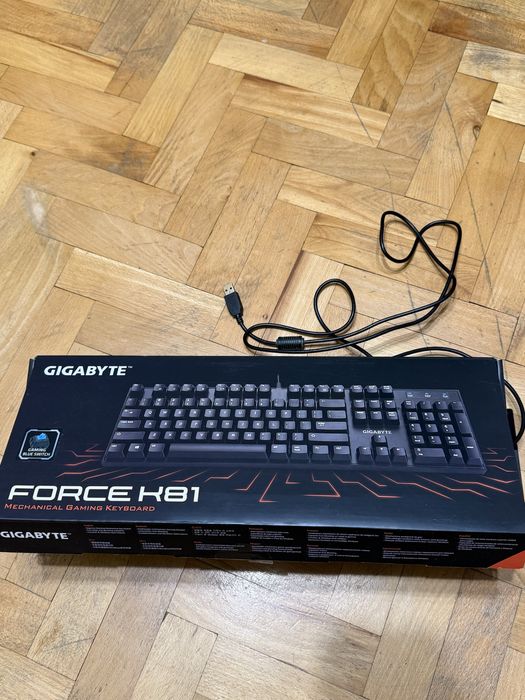 Механична геймърска клавиатура Gigabyte force сини суичове