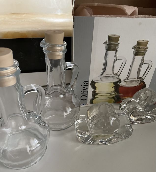 Olivieră cu vase din sticlǎ