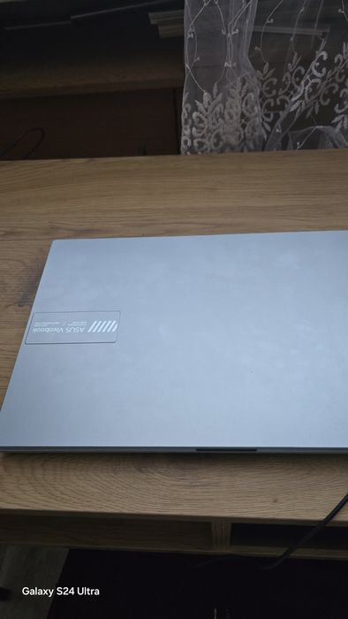 Лаптоп Asus vivobook E1504FA с подарък чанта