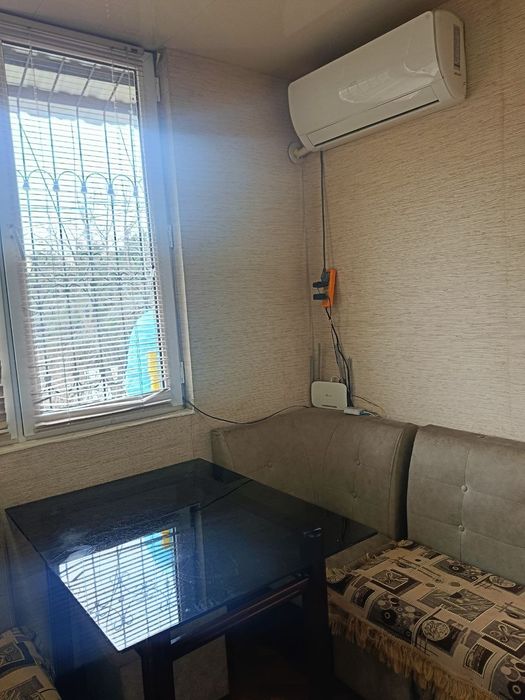 Уголок со столом и с пуфиками