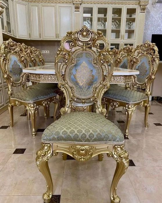 В продаже стол со стульями