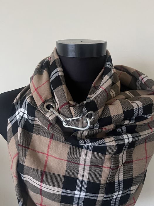 Esarfa Burberry print  , impecabila