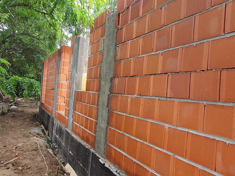 Construcții case la roșu