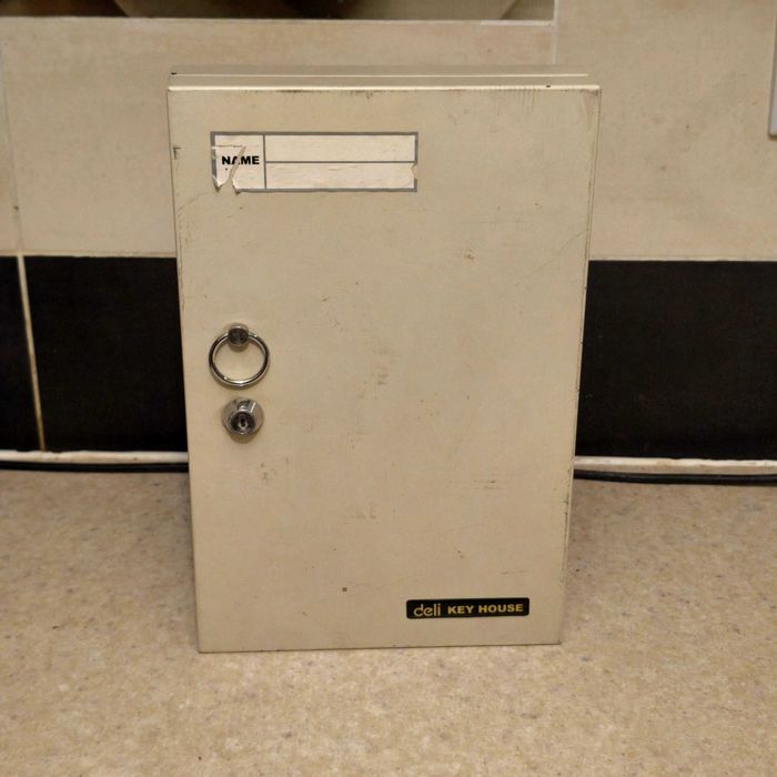 Kalitlar uchun quti / kalit shkafi / kalit seyfi (ishlatilgan)