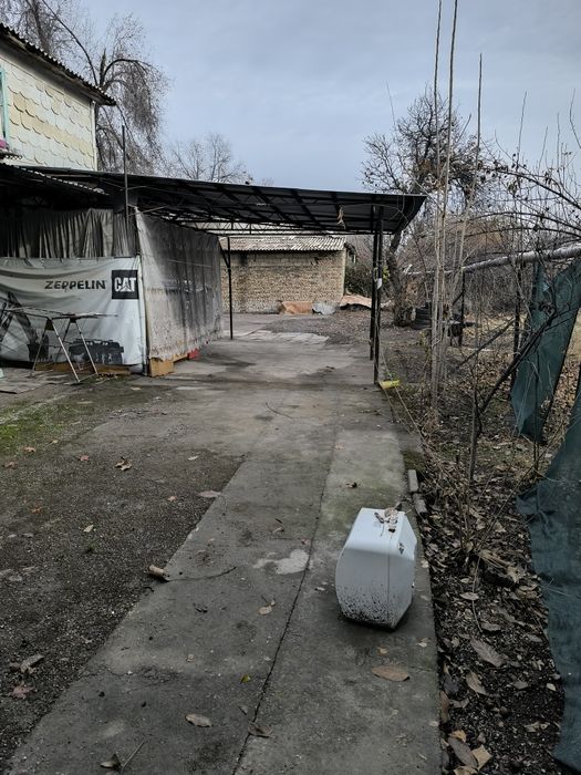 2 комнатную квартиру. 1/2 в деревянном доме.' выход в город въезд авто