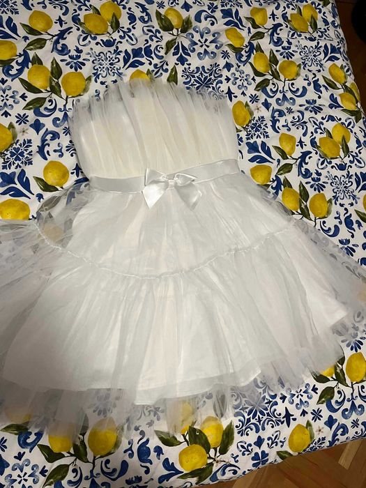 Бяла рокля за официални поводи