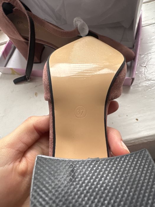 •	Әдемі әйелдер туфлиі, жаңа