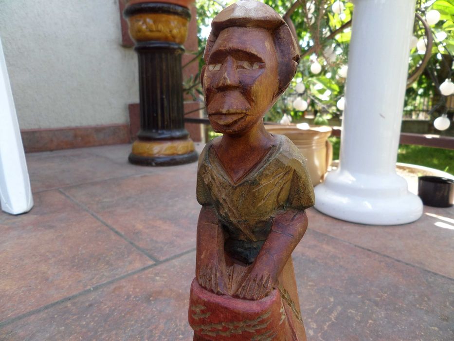 Arta africana statueta 24 cm sculptata din lemn muzicant batind la toba traditionala