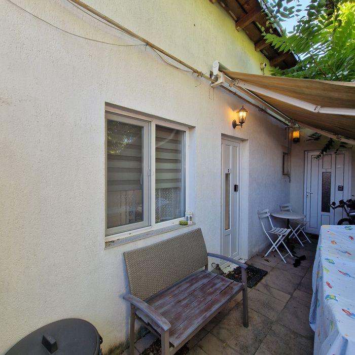 Închiriez apartament la casa,, zona semicentrala
