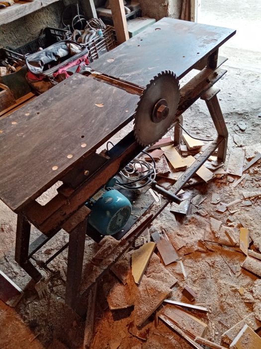 Vând abric cu circular inclusiv tot la el și cuțite de rezerva preț