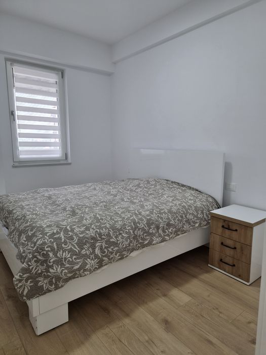 Vând apartament cu trei camere în bloc nou mobilat si utilat