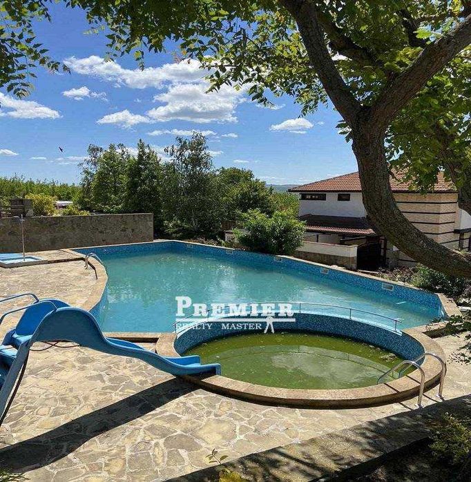 Предлагаме за продажба двуетажна къща в село Горица