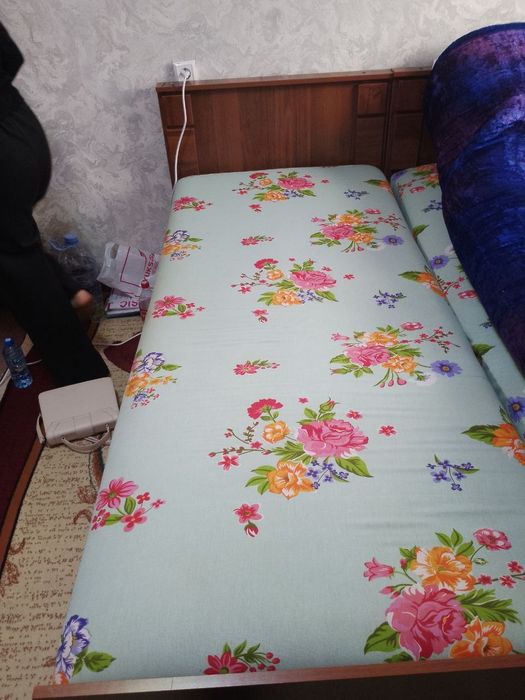 Одна спалка диван