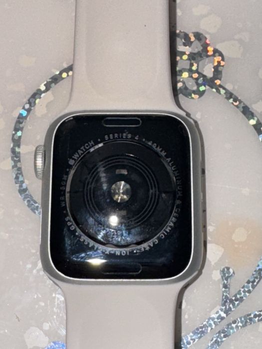 Apple Watch Series 4 (40 мм), рабочие, но разбит экран