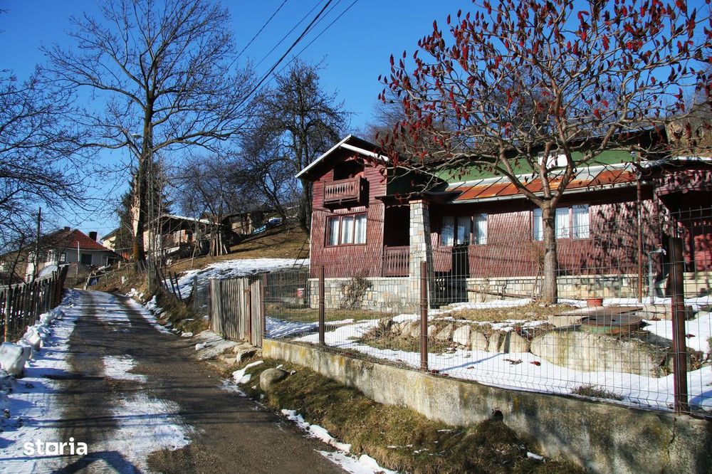 Casa gospodarului, bine întreținută, cu teren generos – Comarnic