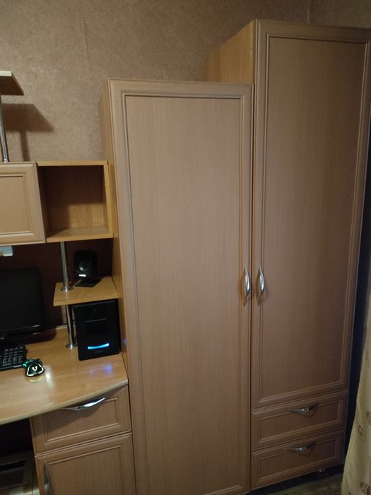 Шкаф с компьютерным столом и полками