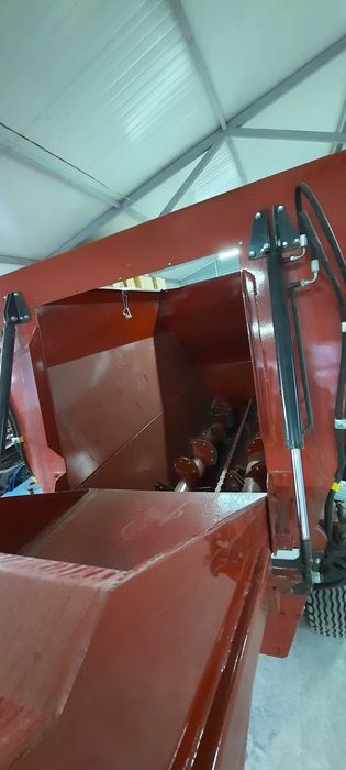 Кормораздатчик (кормосмеситель)