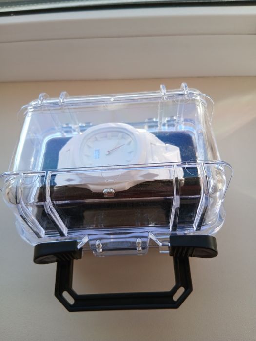 Продам новые белые часы