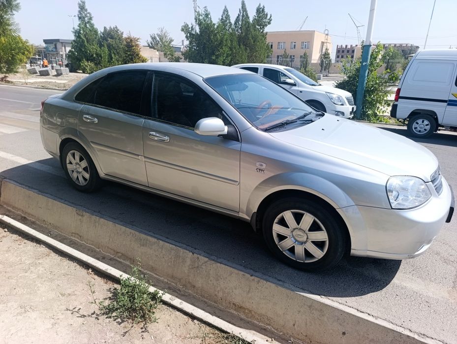 Lacetti 1.8 sotiladi