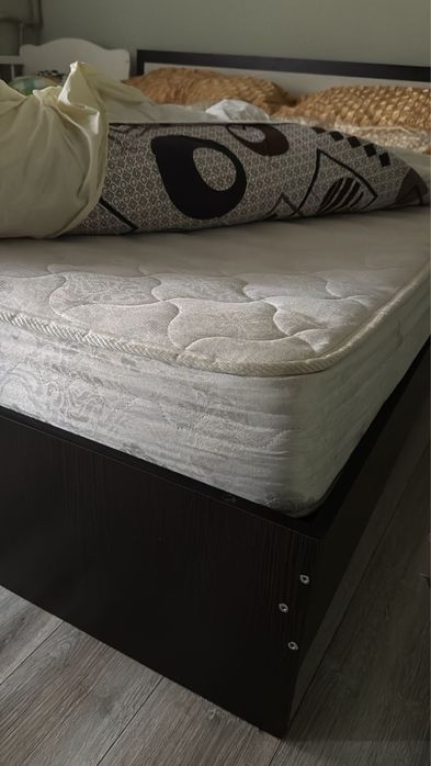 Спальный кровать