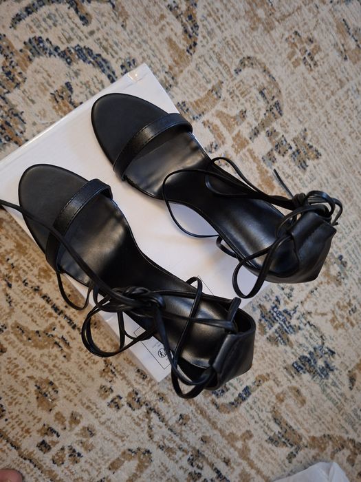 Vand sandale cu toc, noi, de 11cm mărime 42 merge si la marime 41.