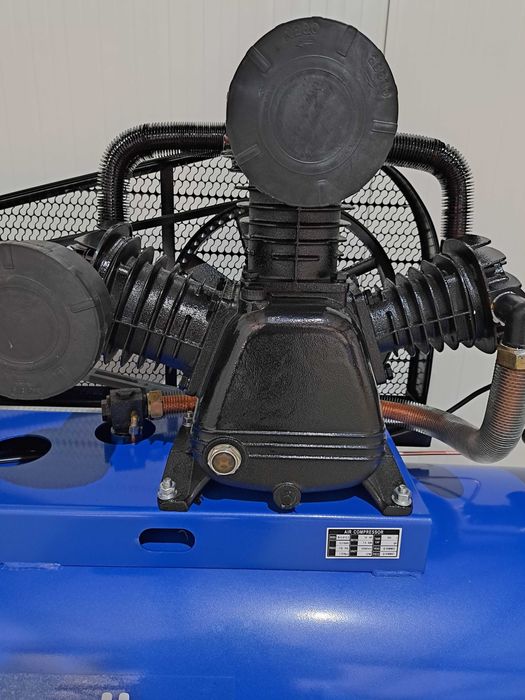 Компресор за въздух 300л./12.5 бара. Дебит 900л/мин.