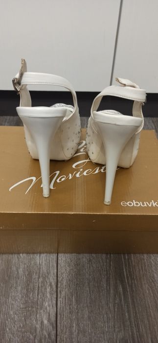 Дамски бели обувки