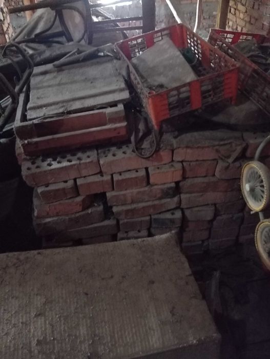 Тухли еденички с дупки, ни здрави от старите тухли неизползвани