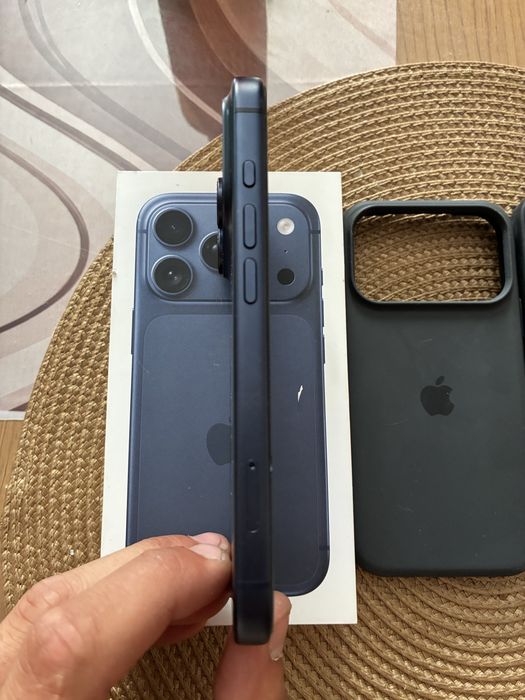 Iphone 17 pro deep blue