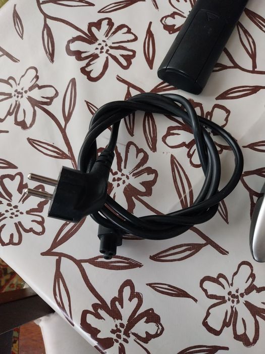 Две дистанционни със кабел за телевизор LG  като нови