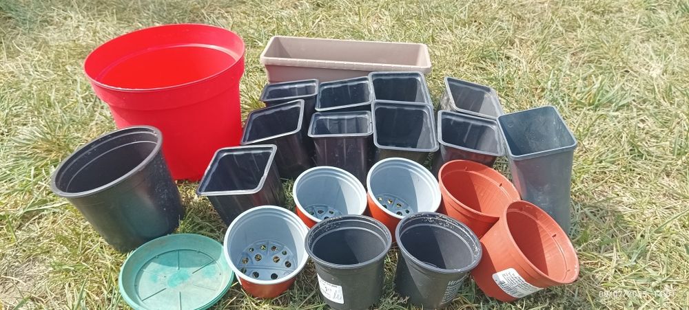 Продавам 90 бр. пластмасови саксии различни размери.