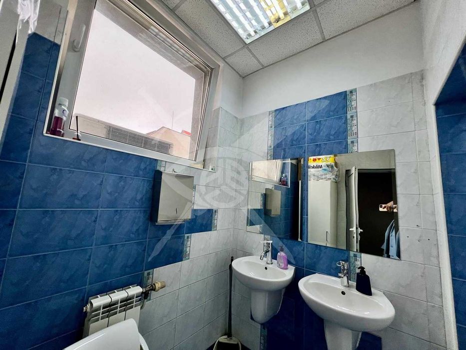 Дава се под наем Офис в София, Зона Б-18 - 230 кв.м за 1500 € - Снимка #12