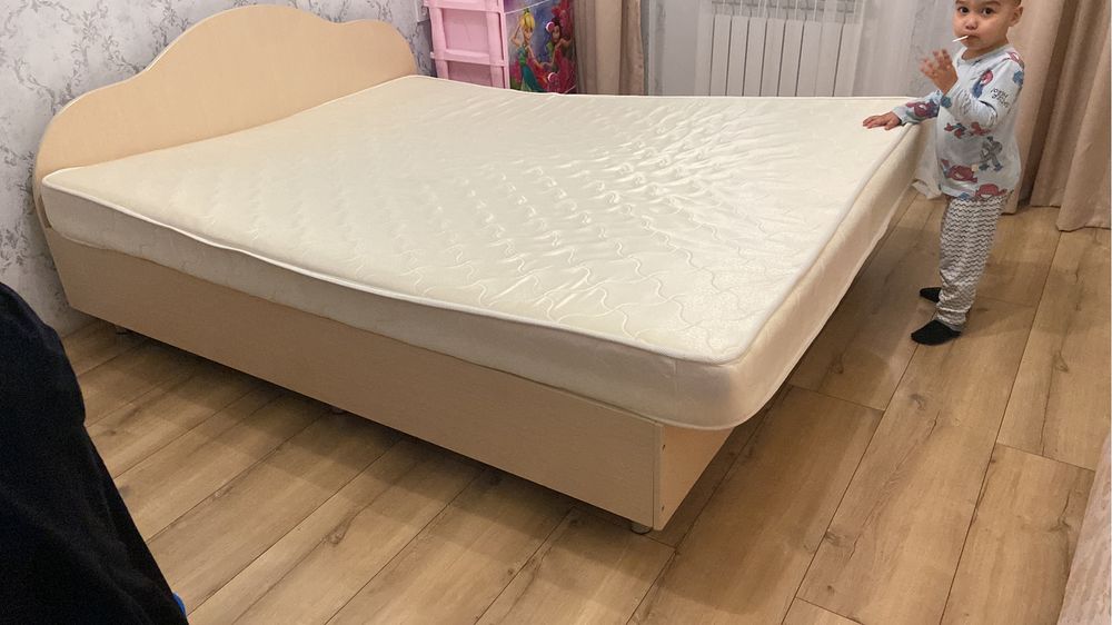 Продам матрас б/у чистый,