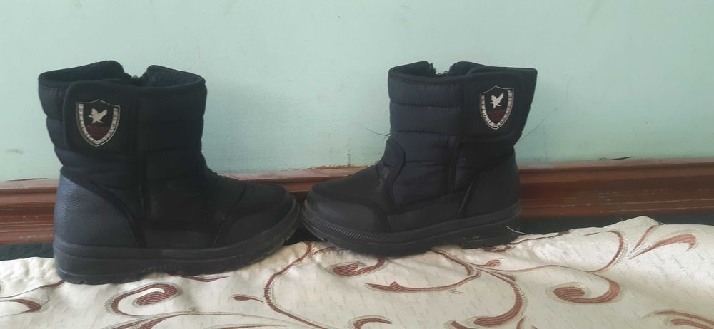 Болалар иссик оёк кийимлари сотилади