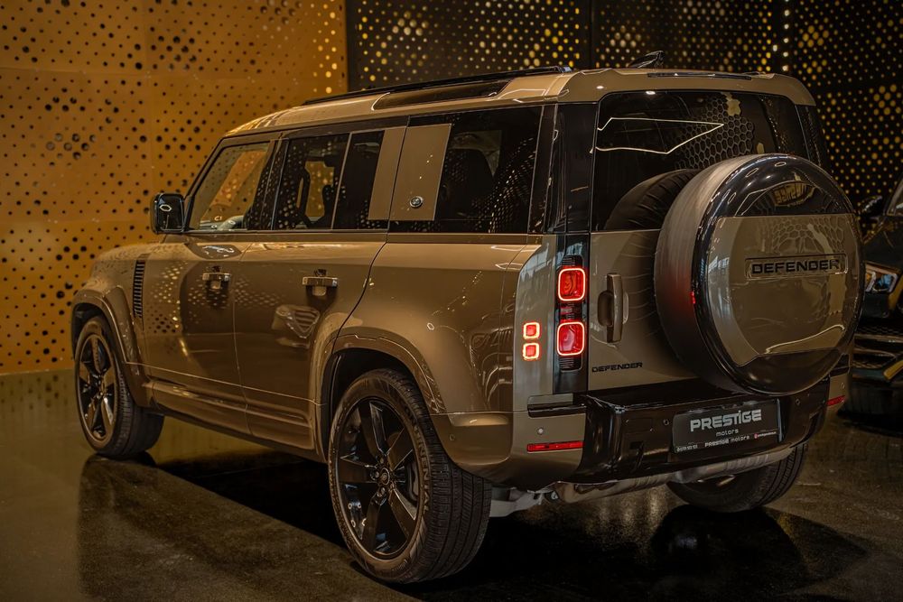 Land Rover Defender 2022 diesel, 60.008 € — imagine 4